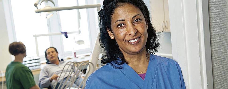 Tandläkare på Folktandvården Stockholm erbjuder hjälp med implantat.