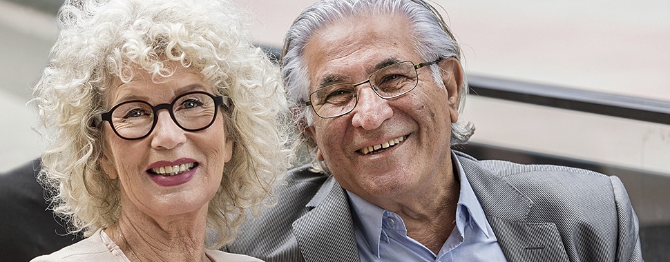 Ett äldre par som ser över sin rätt till tandvårdsstöd hos Folktandvården Stockholm.
