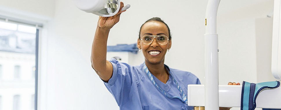 Tandläkare på Folktandvården Stockholm hjälper patient med tandlossning.