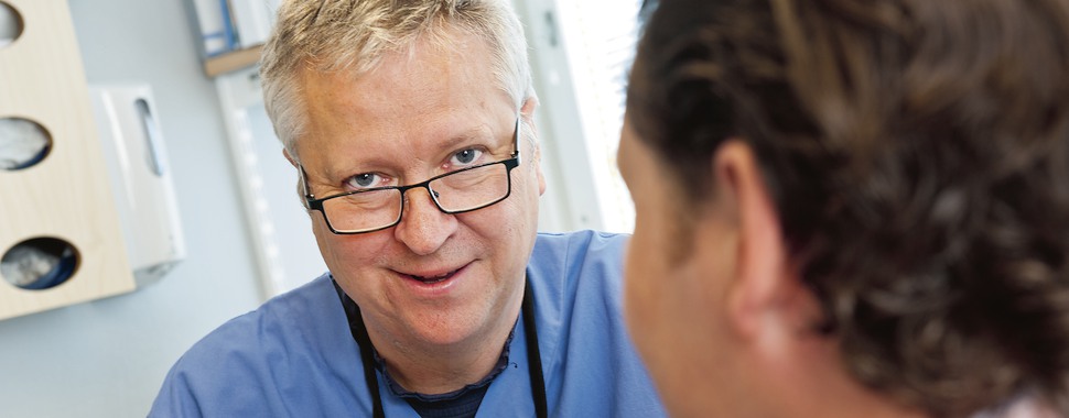Patient får information om bettskena från sin tandläkare hos Folktandvården Stockholm.