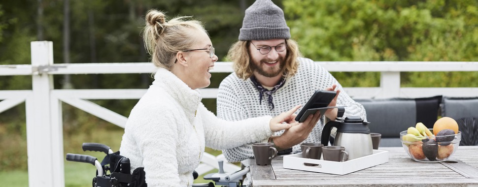 Patienter läser information om Folktandvården Stockholms webbplats.