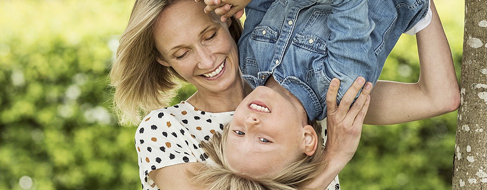 Barn som är glad efter att ha dragit ut en tand hos Folktandvården Stockholm.
