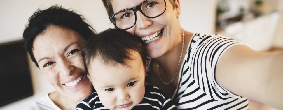 Glad familj som fått skötselråd om tänder från Folktandvården Stockholm.
