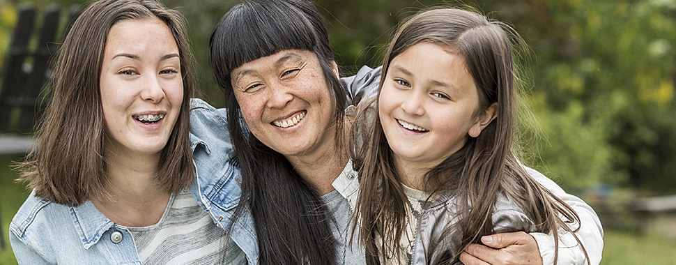 Dotter som fått hjälp med tandställning av tandläkare på Folktandvården Stockholm.