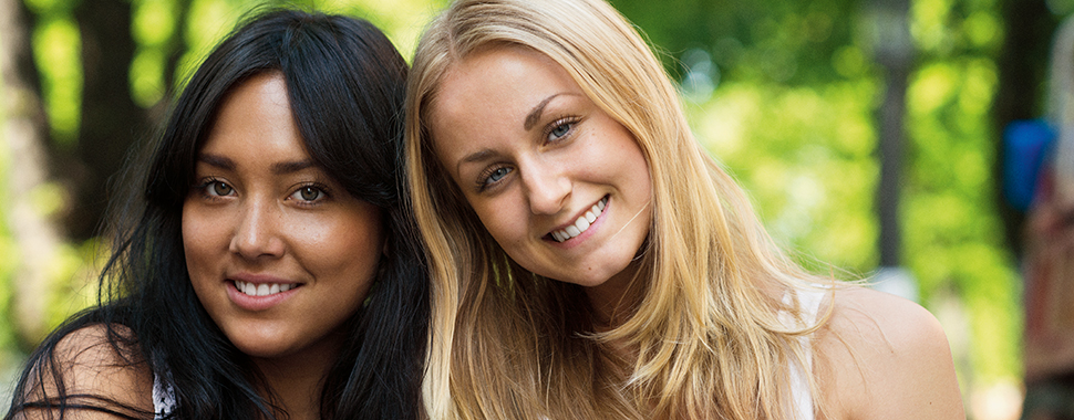 Två unga vuxna i park